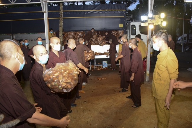 Chùa Hoằng Pháp: Tiếp tục hỗ trợ người dân khó khăn trong đại dịch Covid (đợt 8)